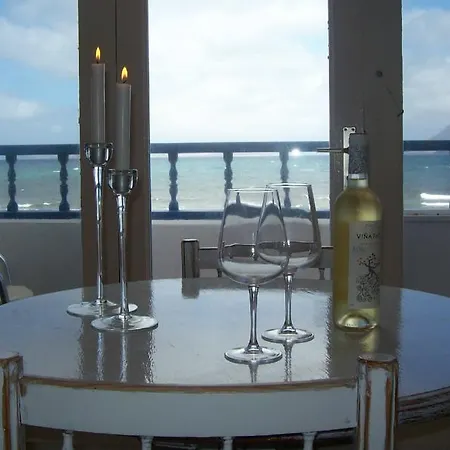 Absolute Beachfront カレタ・デ・ファマラ